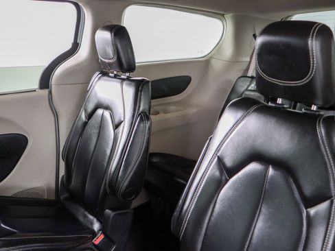 Used 2023 Chrysler Pacifica Touring-L image 24