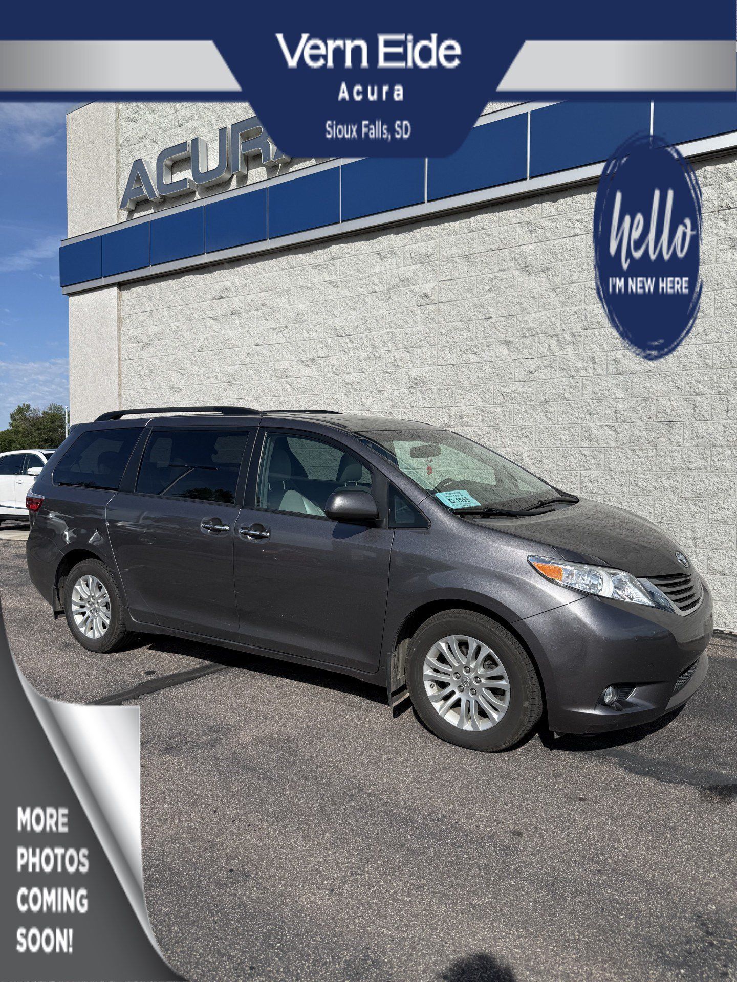 Used 2017 Toyota Sienna XLE w/ Preferred Accessory Package FWD image 1