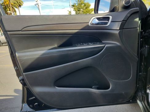 Used 2018 Jeep Grand Cherokee Laredo image 18