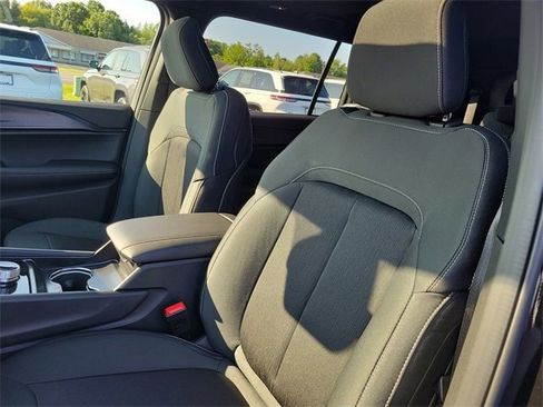 New 2025 Jeep Grand Cherokee L Laredo w/ Luxury Tech Group I image 19