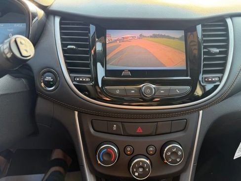 Used 2022 Chevrolet Trax LT w/ LT Convenience Package FWD image 16