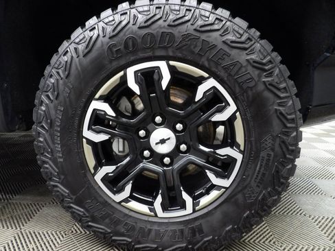 Used 2024 Chevrolet Silverado 1500 ZR2 w/ Technology Package image 9