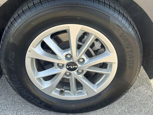 Used 2024 Kia Carnival LX image 7