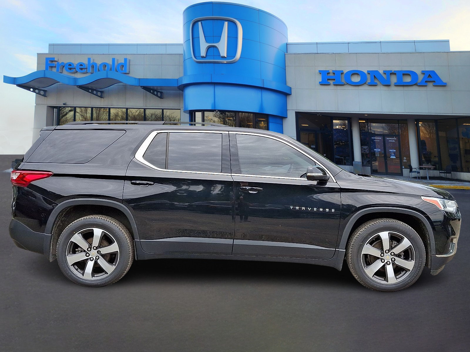 Used 2021 Chevrolet Traverse LT w/ LT Premium Package AWD/4WD image 7
