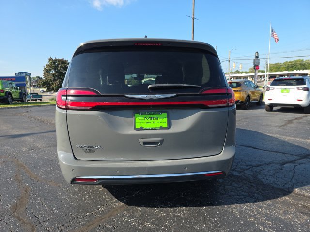 Used 2023 Chrysler Pacifica Touring-L FWD image 5