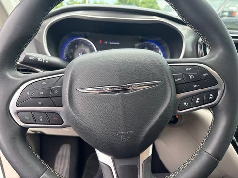 Used 2024 Chrysler Pacifica Touring-L FWD image 17