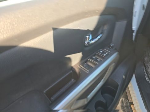 Used 2020 Nissan Titan SV w/ SV Convenience Package image 11