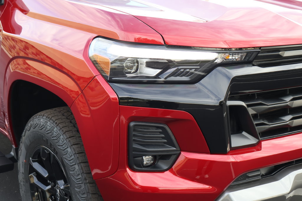 New 2026 Chevrolet Colorado Z71 w/ Midnight Edition AWD/4WD image 3