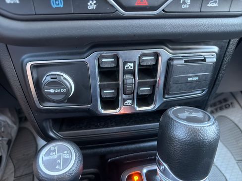Used 2024 Jeep Wrangler Unlimited Sahara w/ Safety Group AWD/4WD image 29