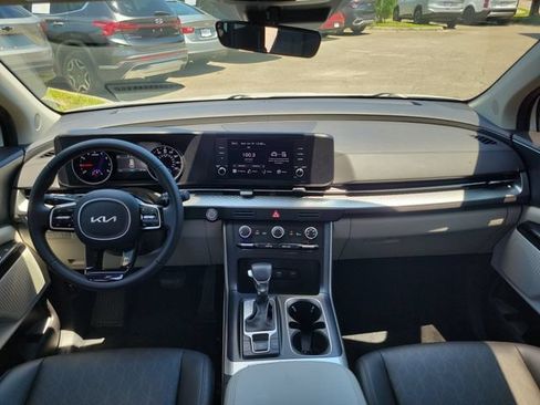 Used 2024 Kia Carnival LX FWD image 10