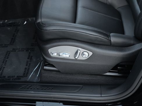 Certified 2025 Porsche Macan image 30