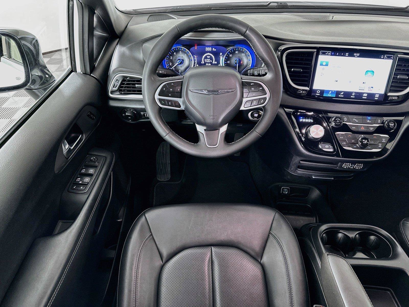 Used 2025 Chrysler Pacifica Select FWD image 2