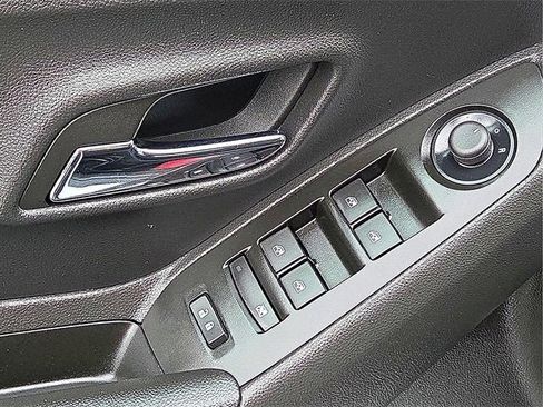 Used 2022 Chevrolet Trax LS w/ Tint and Cruise Package image 15