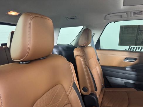 Used 2023 Nissan Pathfinder Platinum FWD image 32