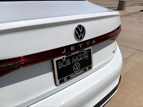 Certified 2025 Volkswagen Jetta SE w/ Sunroof Package FWD image 7