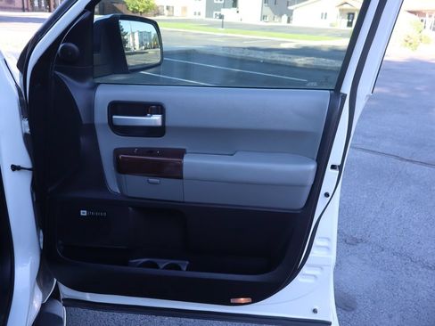 Used 2016 Toyota Sequoia Platinum AWD/4WD image 28