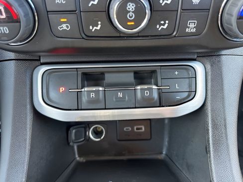 Used 2023 GMC Acadia SLE image 16