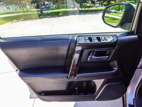 Used 2020 Toyota 4Runner Venture w/ Moonroof Package AWD/4WD image 38