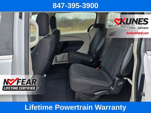 Used 2022 Chrysler Voyager LX image 22