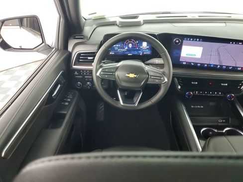 Used 2025 Chevrolet Suburban LT RWD image 13