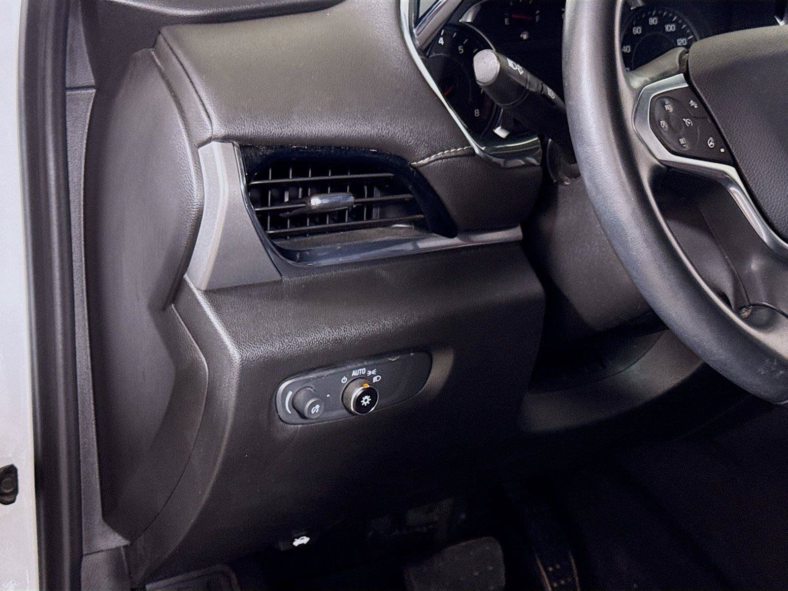 Used 2023 Chevrolet Traverse LT FWD image 8