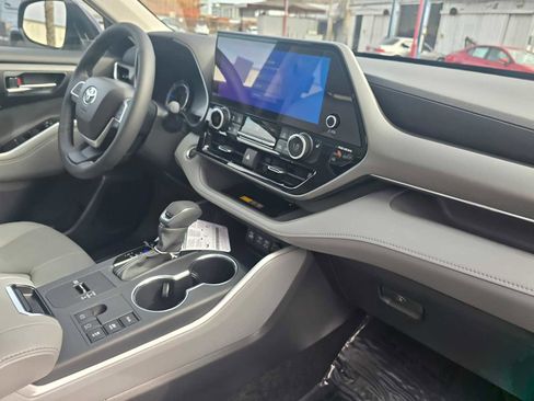 New 2026 Toyota Highlander XLE image 12
