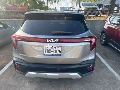 Certified 2024 Kia Seltos EX FWD image 4