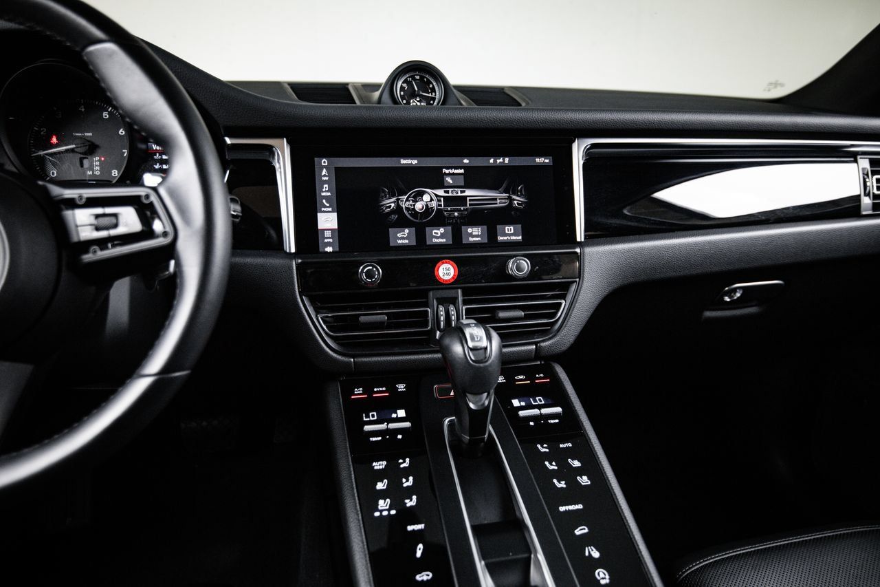 Certified 2024 Porsche Macan AWD/4WD image 19