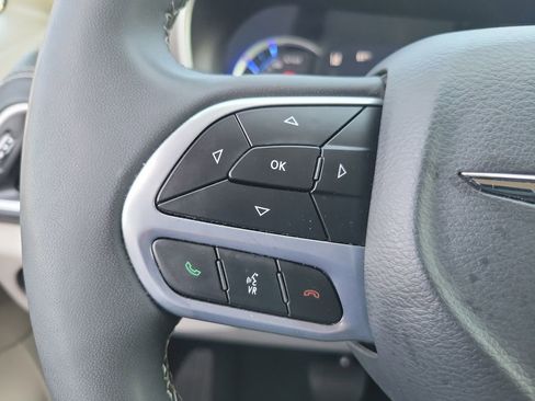 Certified 2024 Chrysler Pacifica Limited FWD image 8