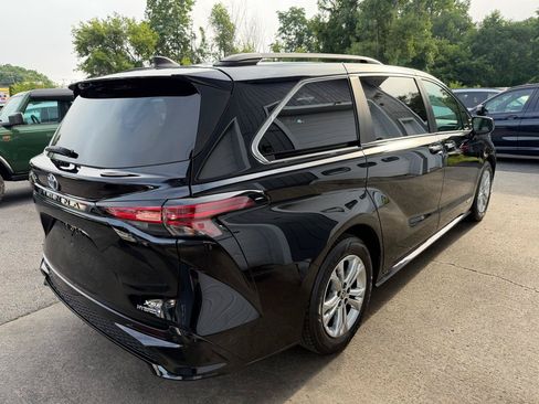 Used 2021 Toyota Sienna XSE w/ XSE Plus Package AWD/4WD image 4