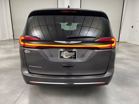 Used 2023 Chrysler Pacifica Touring-L image 6