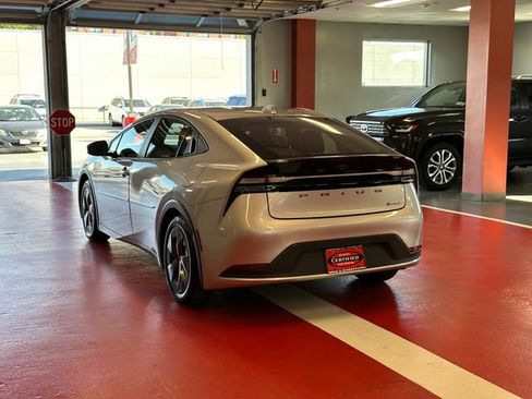 Used 2025 Toyota Prius Plug-In Hybrid FWD image 5
