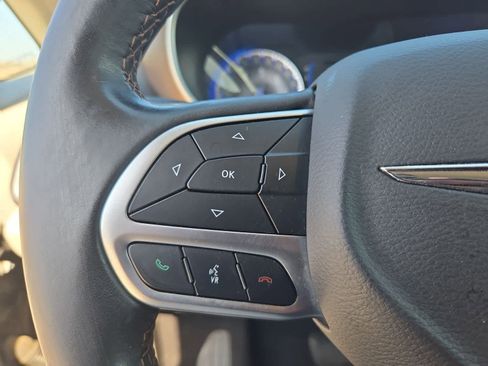 Used 2018 Chrysler Pacifica Touring-L image 22