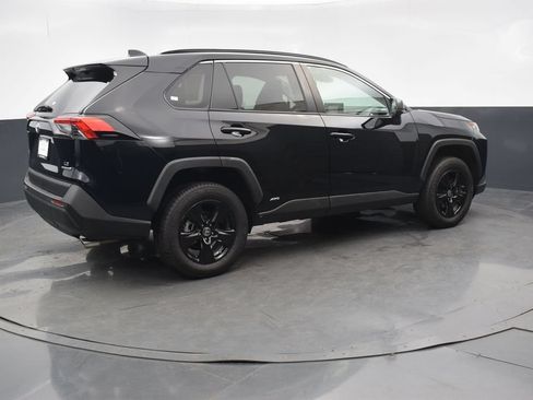Used 2022 Toyota RAV4 LE AWD/4WD image 6