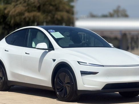 Used 2026 Tesla Model Y 2WD image 1