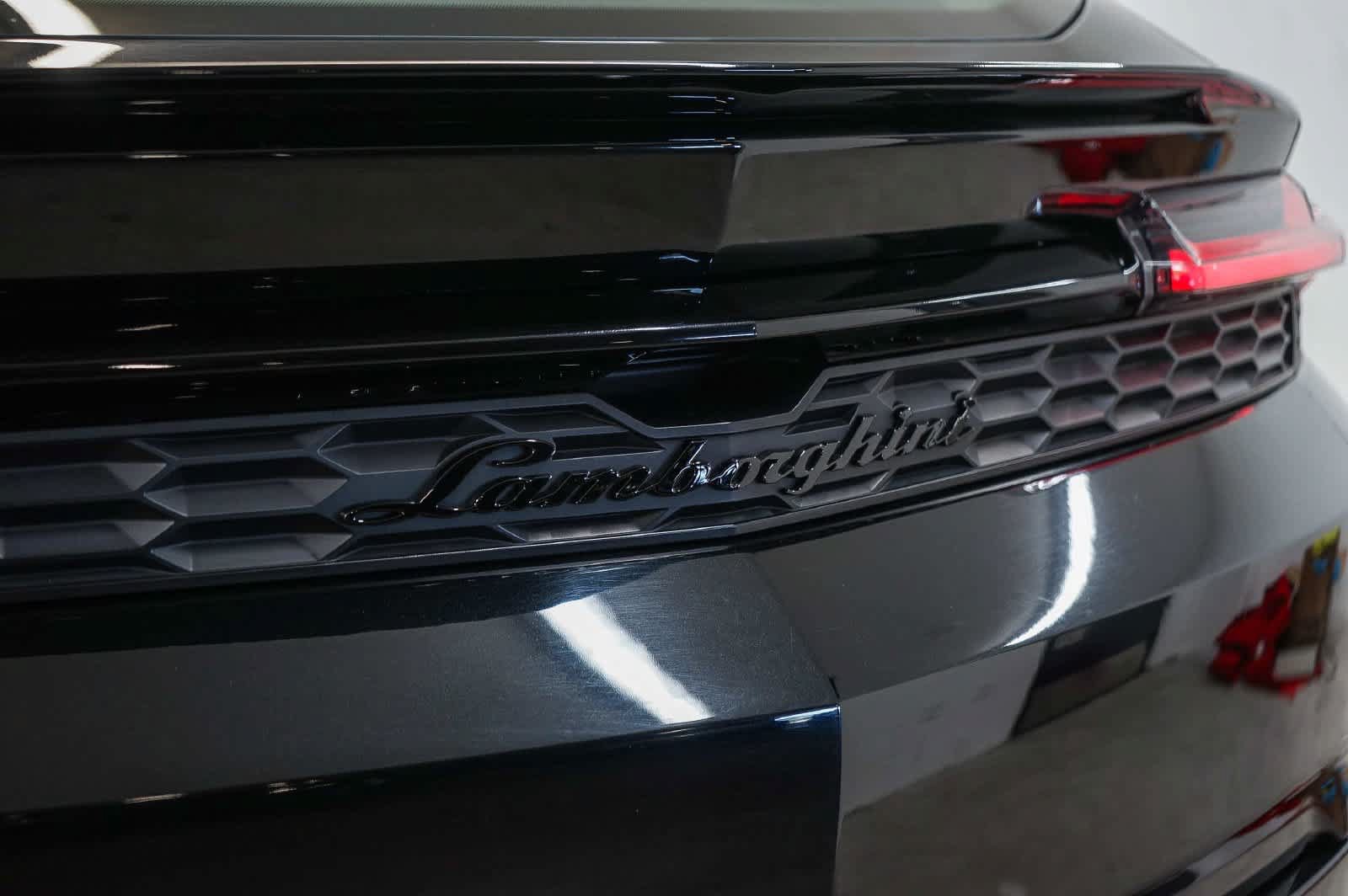 Used 2025 Lamborghini Urus SE AWD/4WD image 12