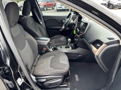 Used 2017 Jeep Cherokee Latitude image 24