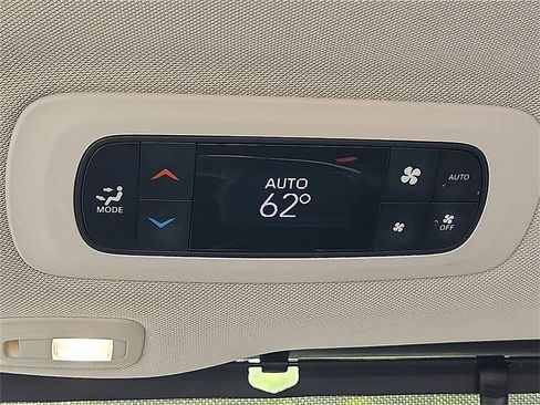 Used 2023 Chrysler Pacifica Limited image 11