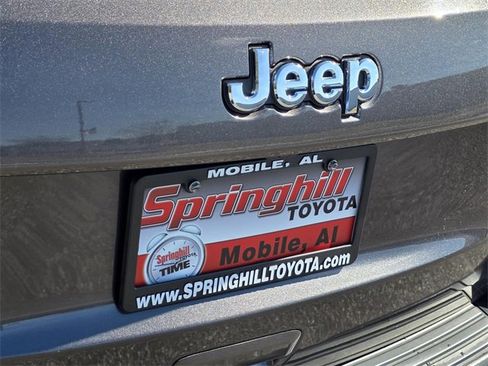 Used 2019 Jeep Grand Cherokee Laredo image 25