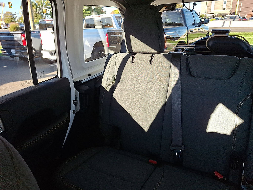 Used 2026 Jeep Wrangler Unlimited Sahara AWD/4WD image 12