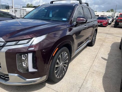 Used 2023 Hyundai Palisade Calligraphy image 2