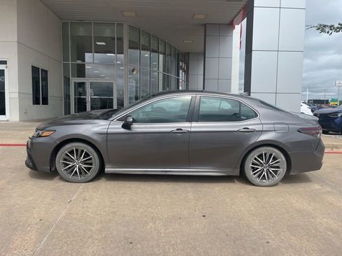 Used 2021 Toyota Camry SE image 2