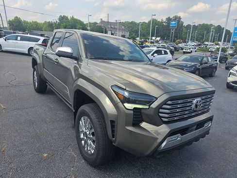 Used 2025 Toyota Tacoma Limited AWD/4WD image 1