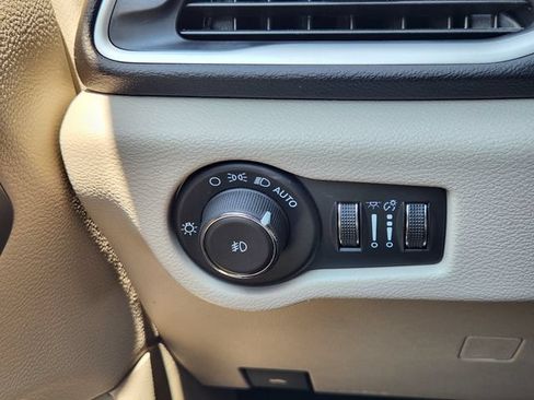 Used 2024 Chrysler Pacifica Touring-L FWD image 21