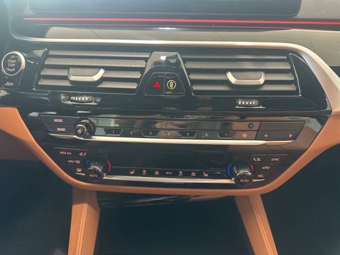 Used 2023 BMW M550i xDrive w/ Dynamic Handling Package image 25