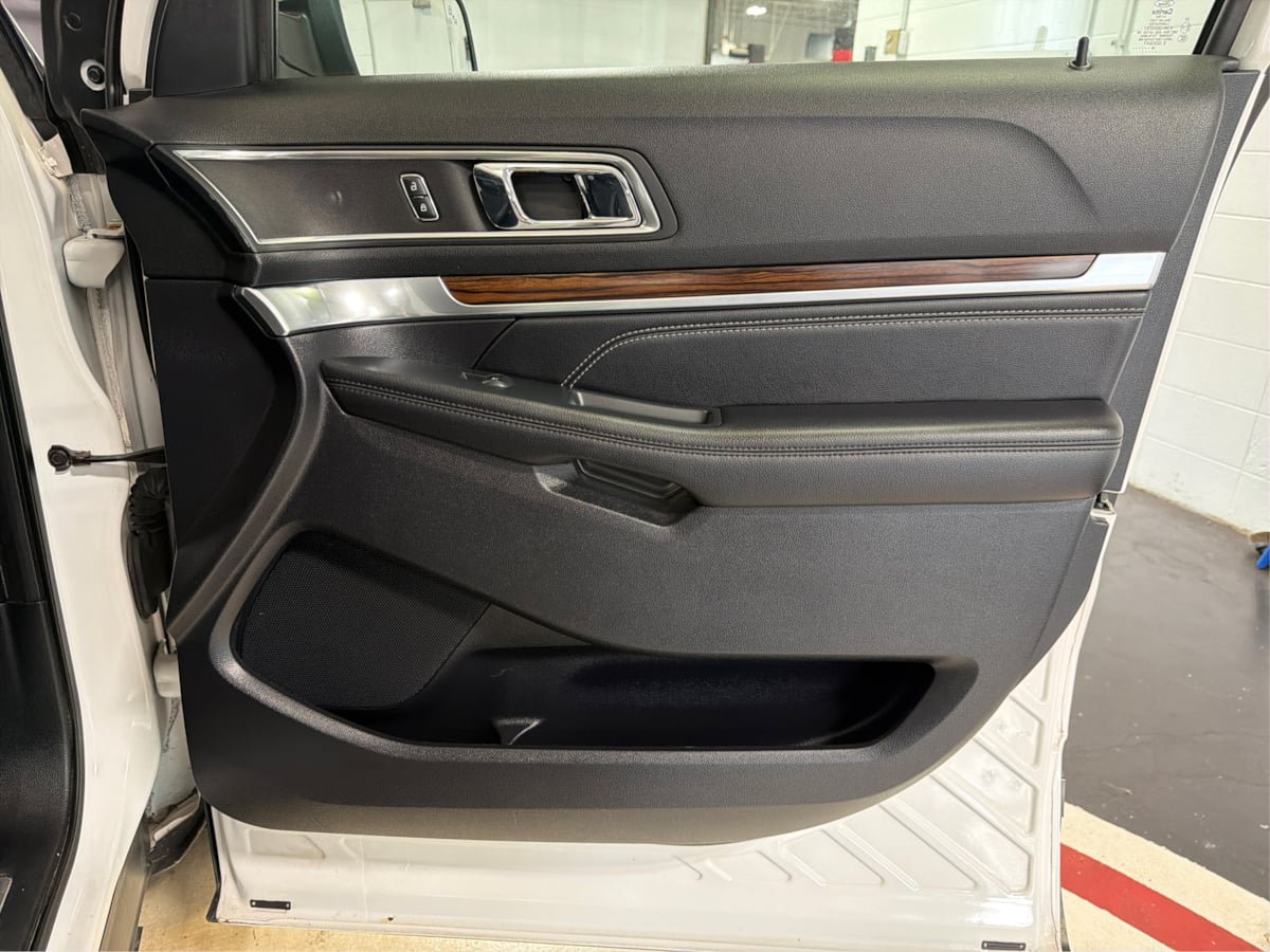 Used 2018 Ford Explorer Limited w/ Equipment Group 301A AWD/4WD image 27