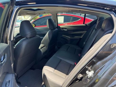 Used 2022 Nissan Altima 2.5 SR w/ Midnight Edition Package FWD image 10