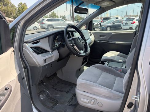 Used 2015 Toyota Sienna LE FWD image 10