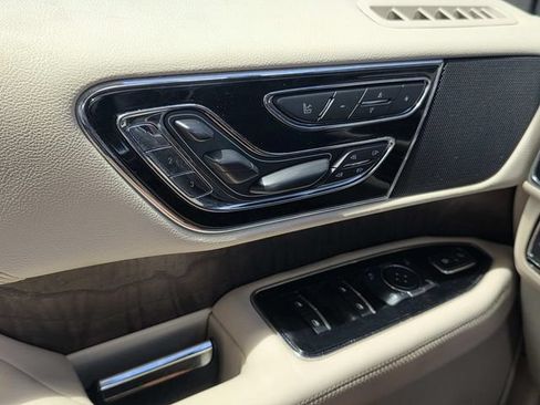 Used 2019 Lincoln Navigator Reserve AWD/4WD image 16