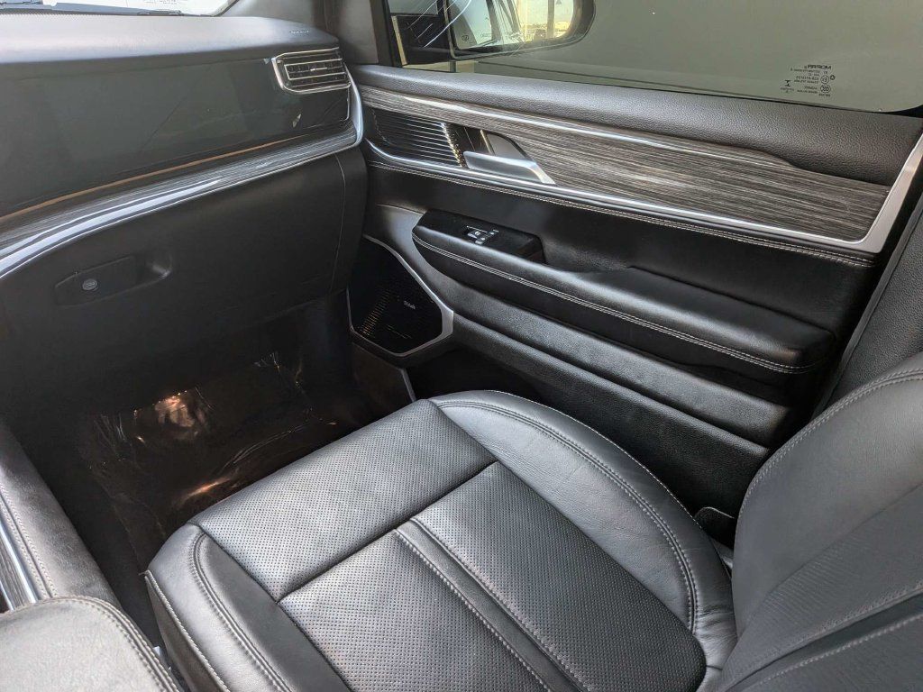 Used 2022 Jeep Wagoneer Series III w/ Premium Group I AWD/4WD image 19